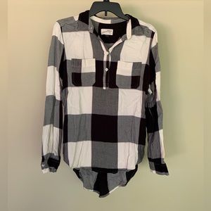 Universal Thread - Black/Ivory checkered high low top - size S